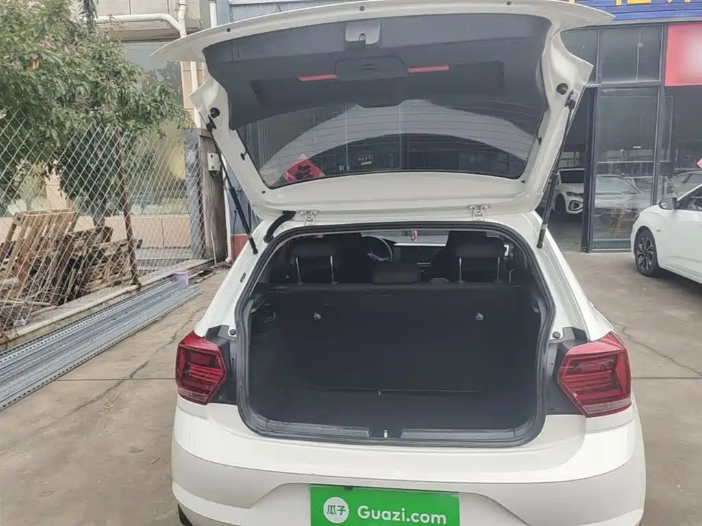 VOLKSWAGEN POLO