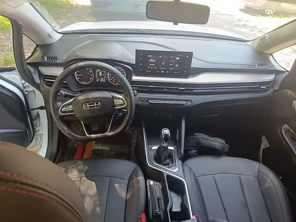 Фото 10 - Geely Vision X3