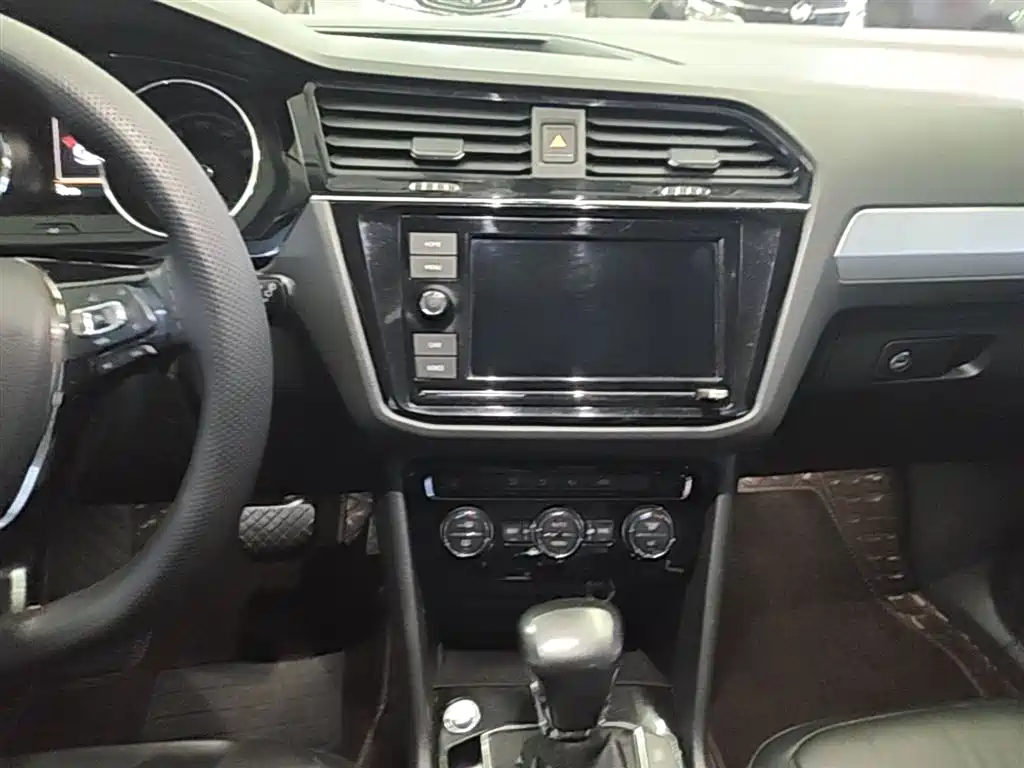 Volkswagen Tiguan L 2019 330TSI Auto 2WD Panorama Comfort Edition China V фото 13