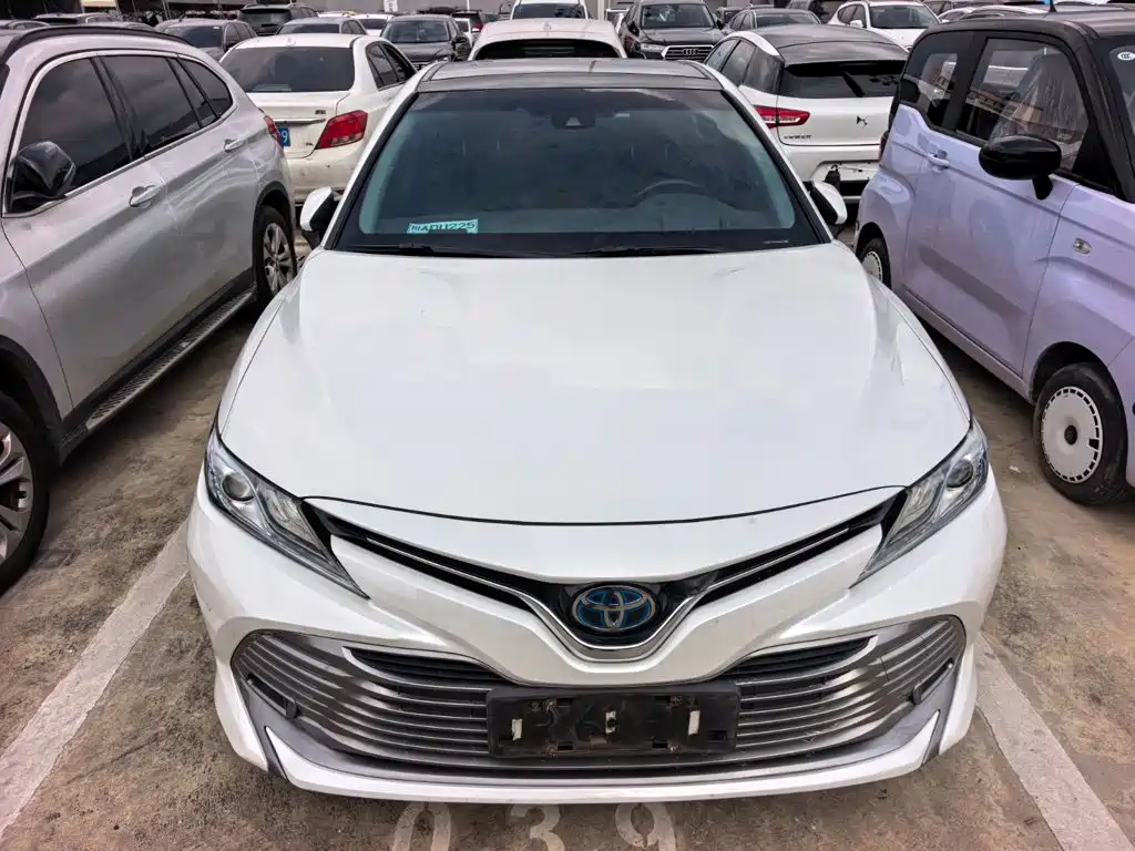 Фото 2 - Toyota Camry