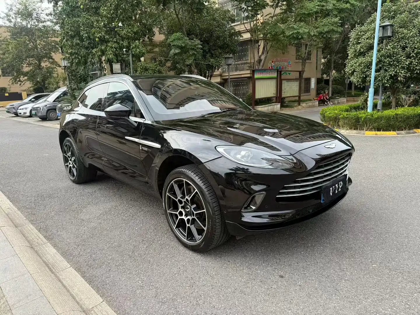 Фото 3 - Aston Martin DBX