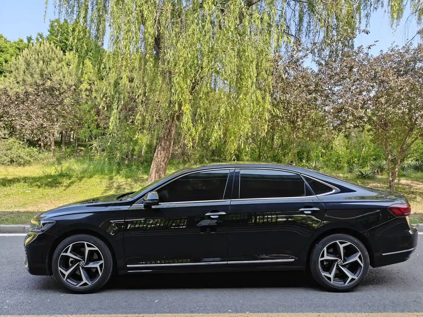 Volkswagen Passat 2023 330TSI Starlight Luxury Edition фото 6