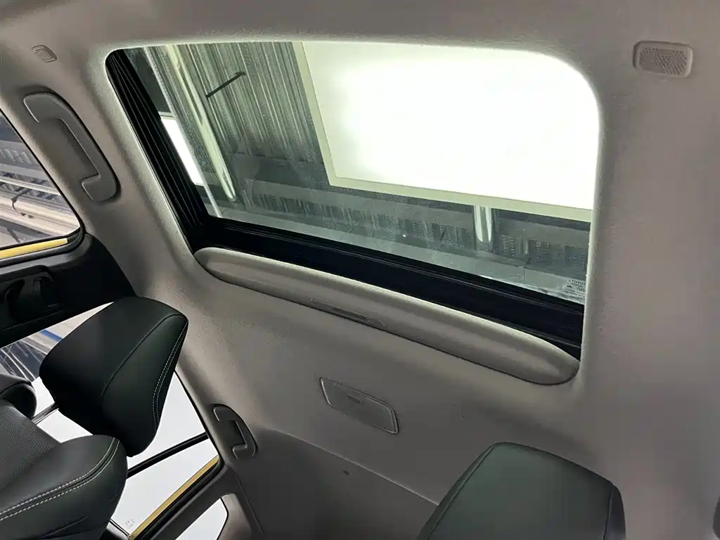 Toyota Frontlander 2022 2.0L CVT Luxury PLUS Edition фото 9