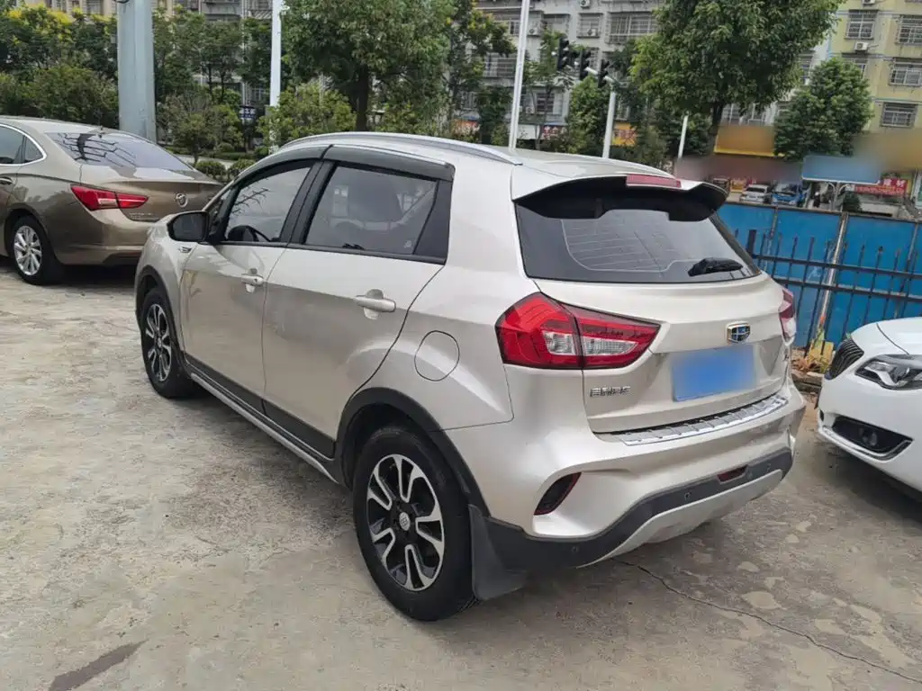 Фото 5 - Geely Vision X3