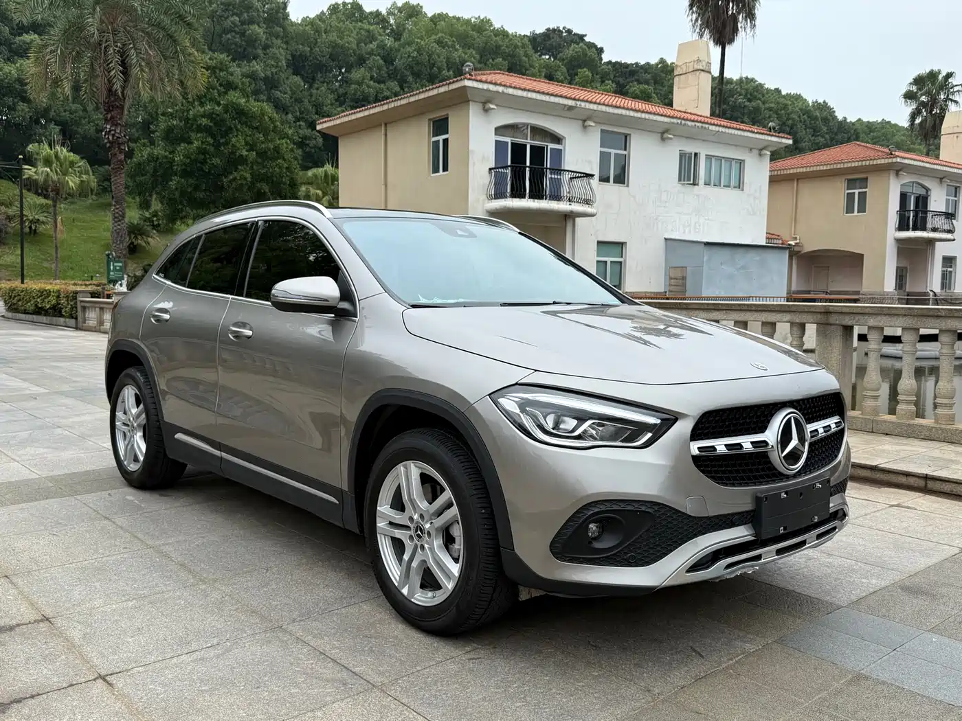 MERCEDES-BENZ GLA