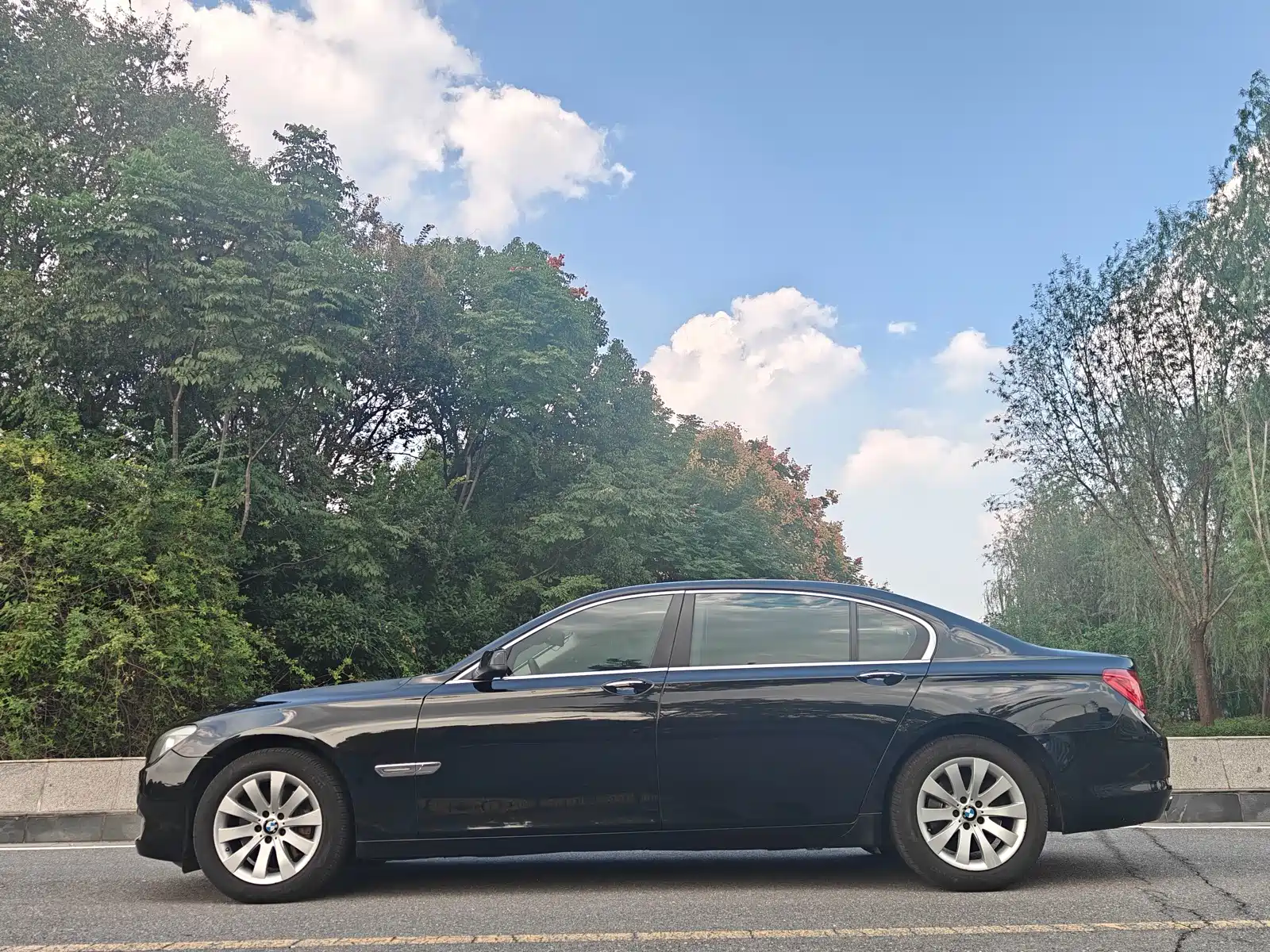 Photo 3 - BMW 7 Series