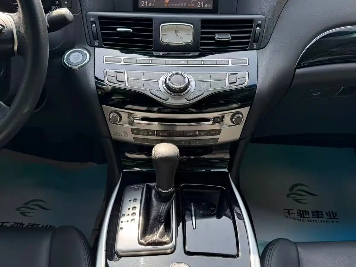 Photo 14 - Infiniti Q70
