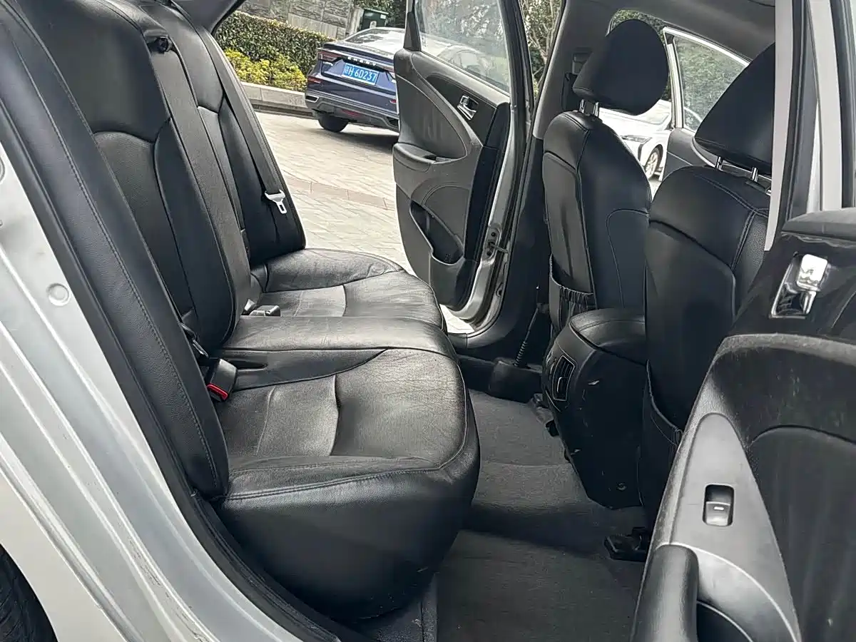 Hyundai Sonata 2013 2.0L Automatic Luxury Edition фото 12