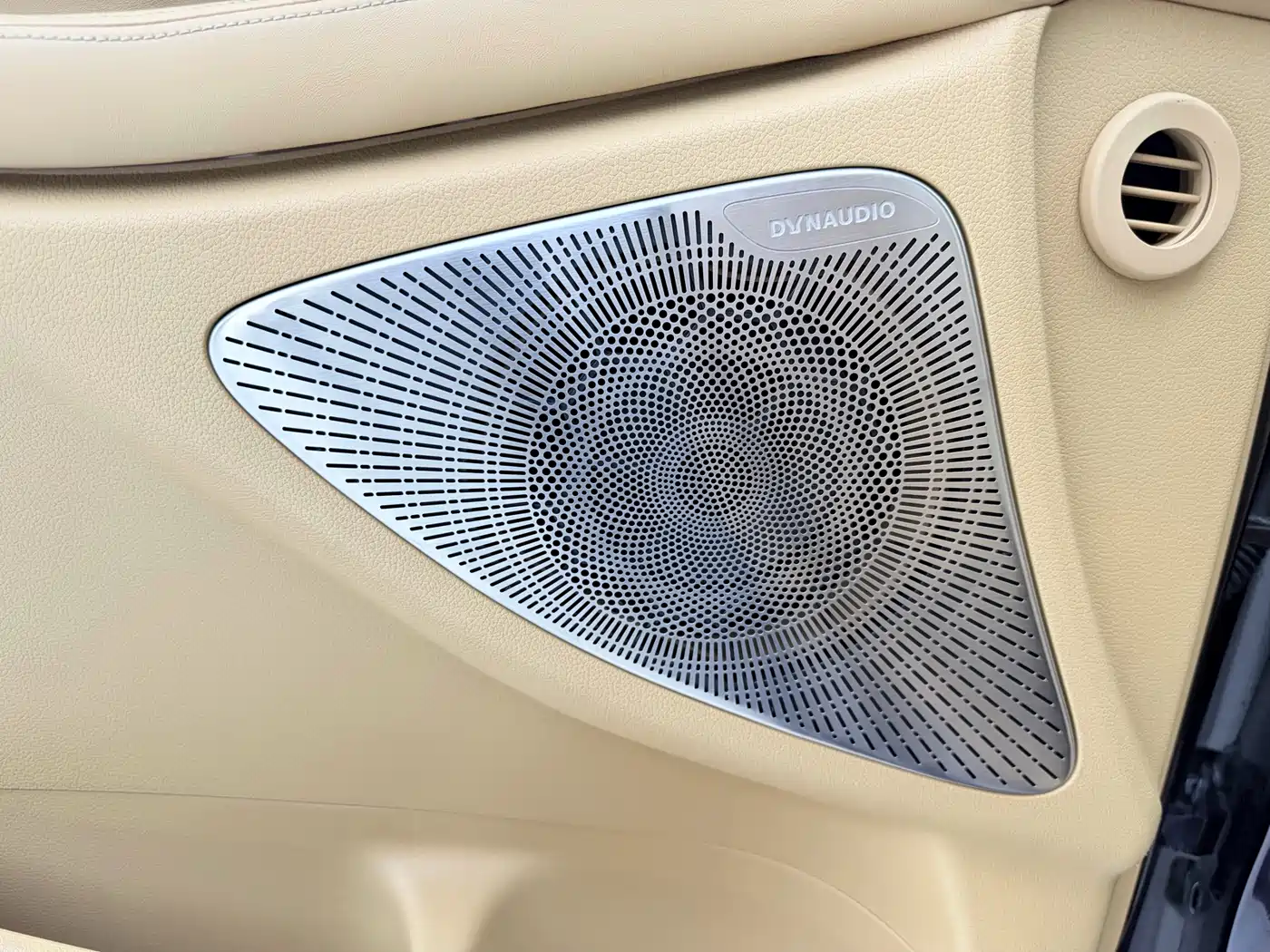 Voyah Auto Voyah Dreamer 2024 PHEV Extended Range Premium Edition фото 15