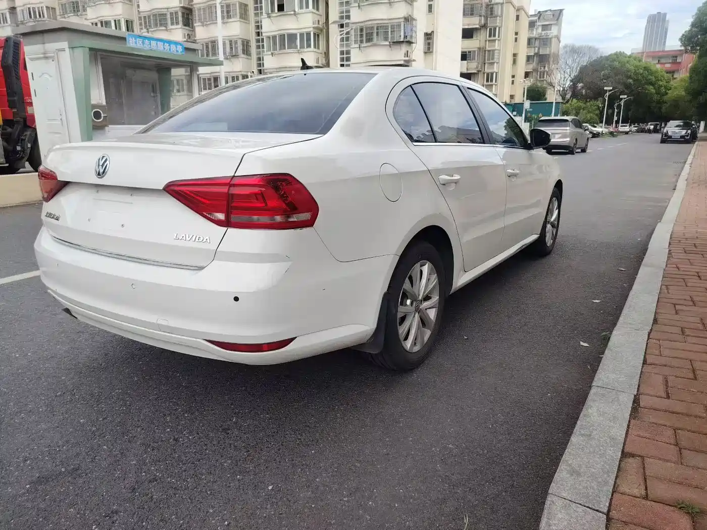 Volkswagen Lavida 2015 1.6L Automatic Comfort Edition фото 5