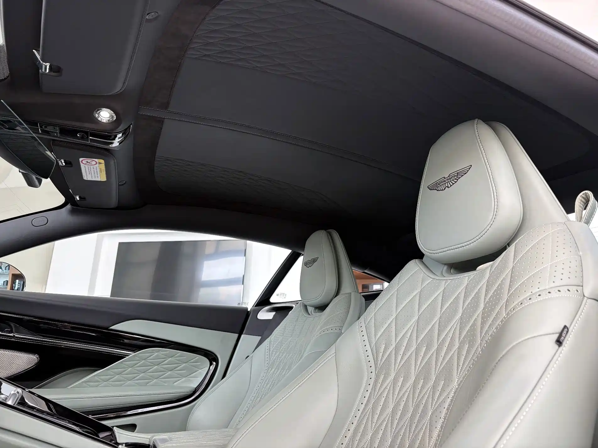 Фото 5 - Aston Martin DB12
