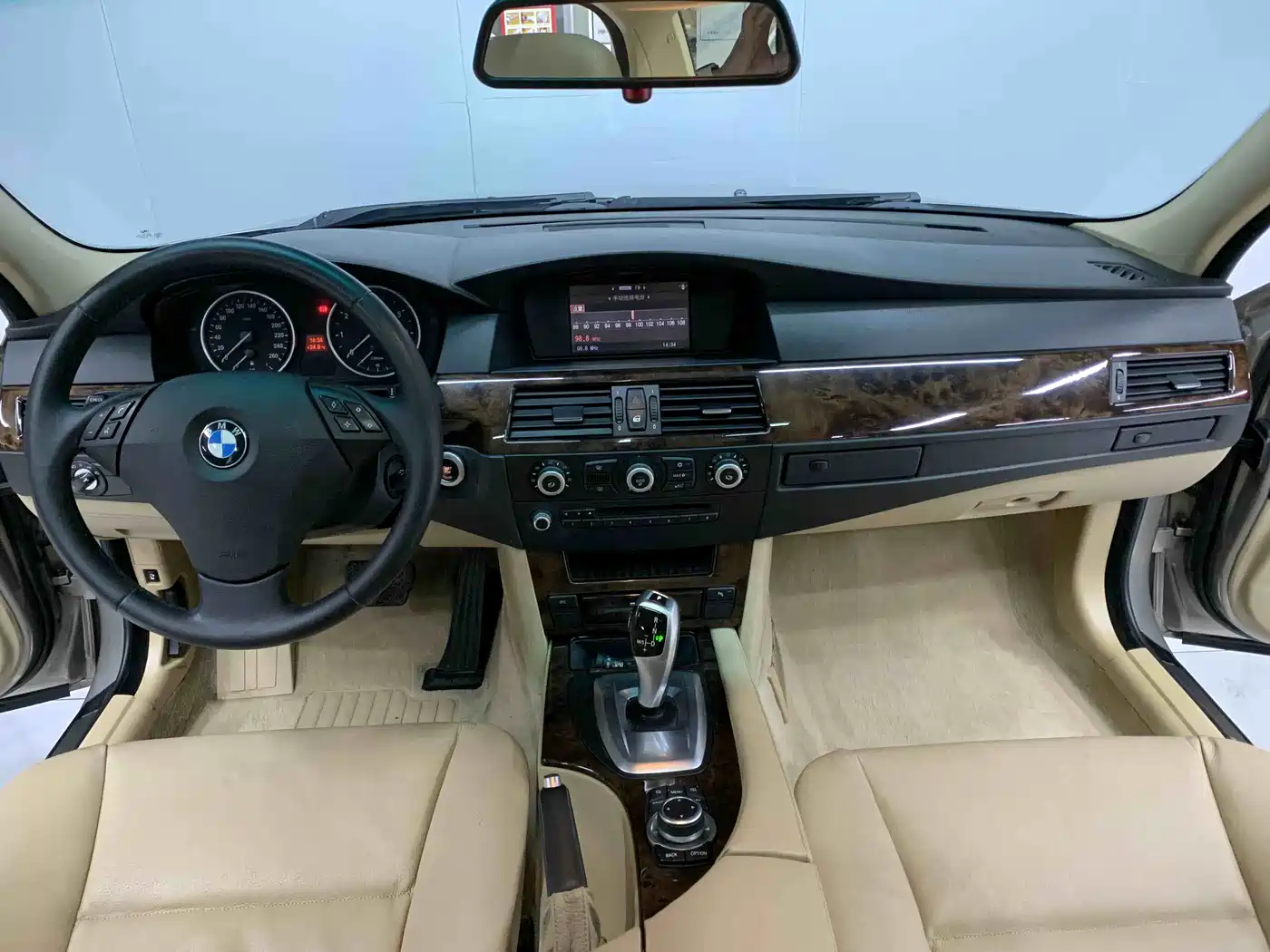 BMW 5 Series 2010 520Li Leading фото 11