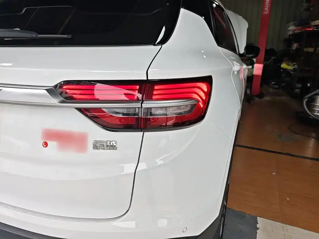Фото 8 - Geely Binyue