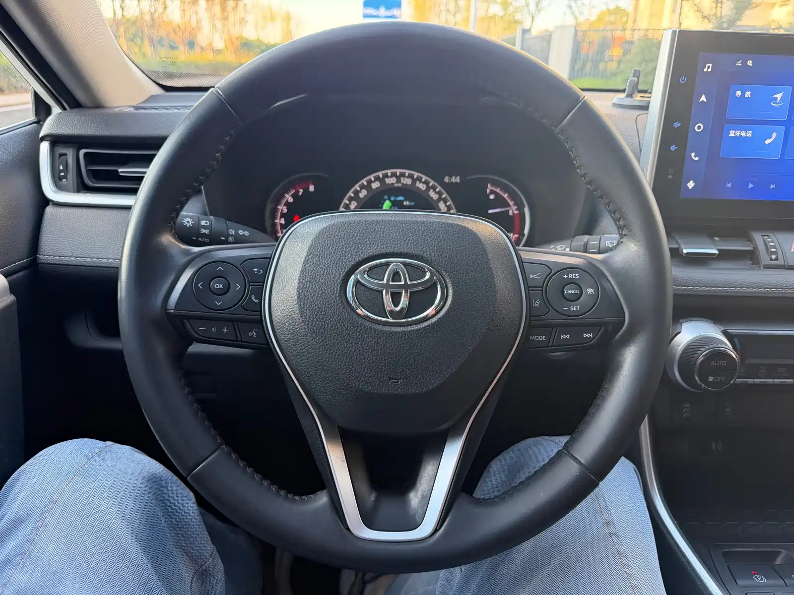 Фото 6 - Toyota RAV4
