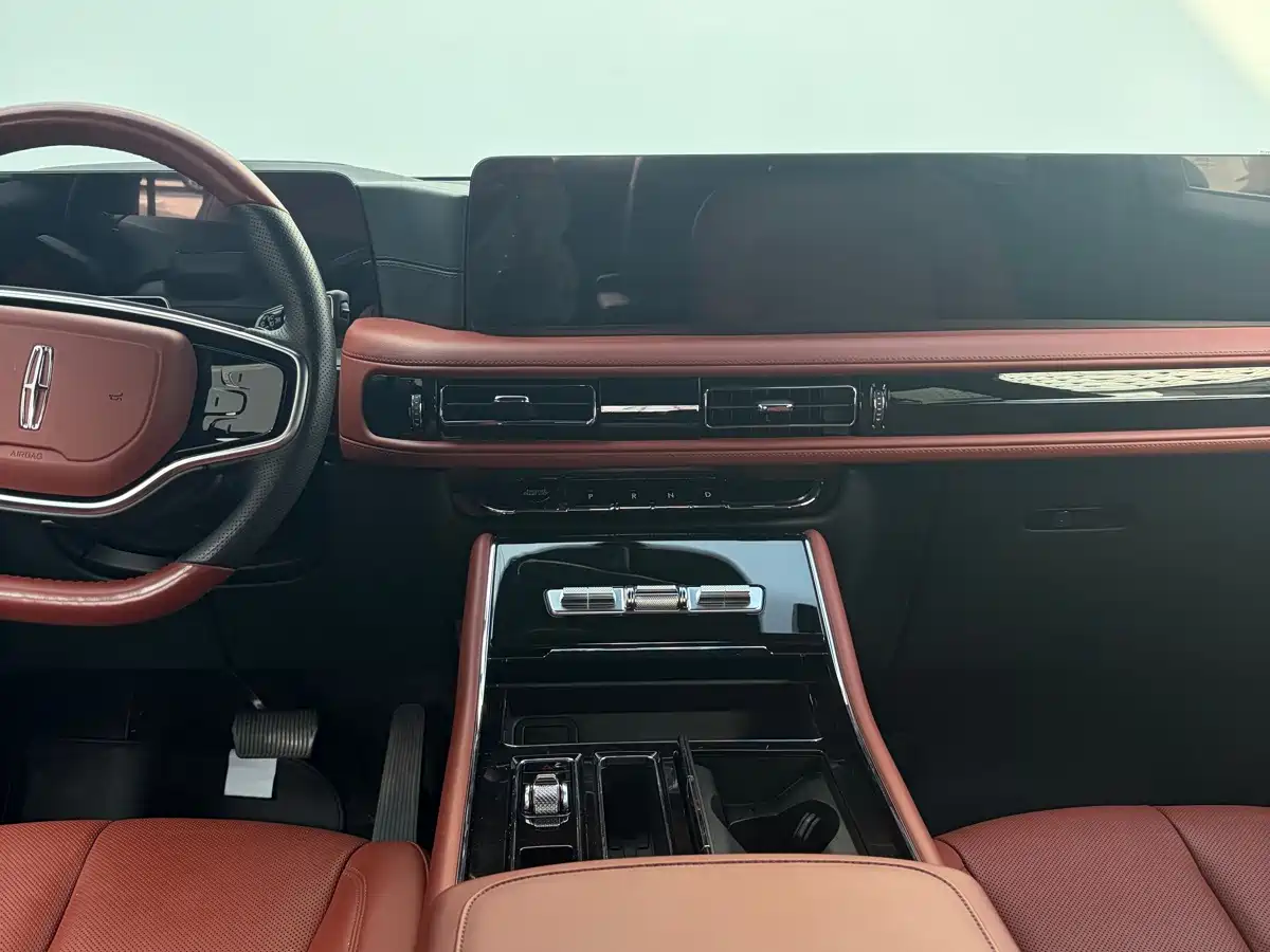 Photo 9 - Lincoln Aviator