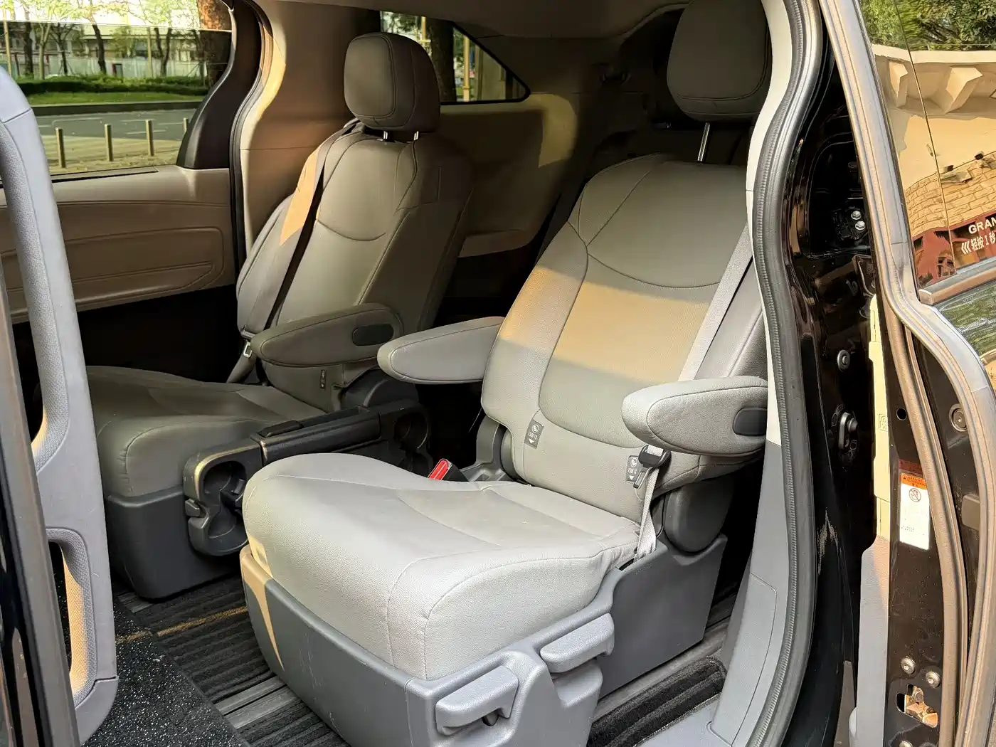 Toyota Granvia 2024 2.5L Hybrid Luxury фото 12
