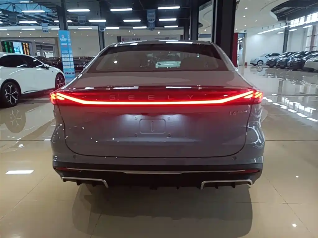Geely Galaxy Galaxy L6 2025 EM-i 60km Voyage Edition фото 6