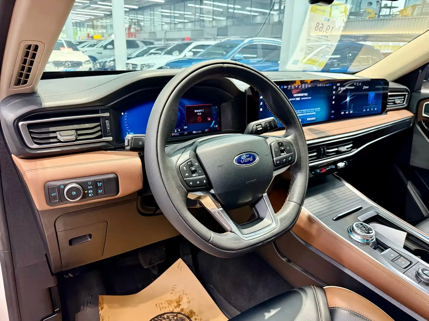 Photo 7 - Ford Explorer