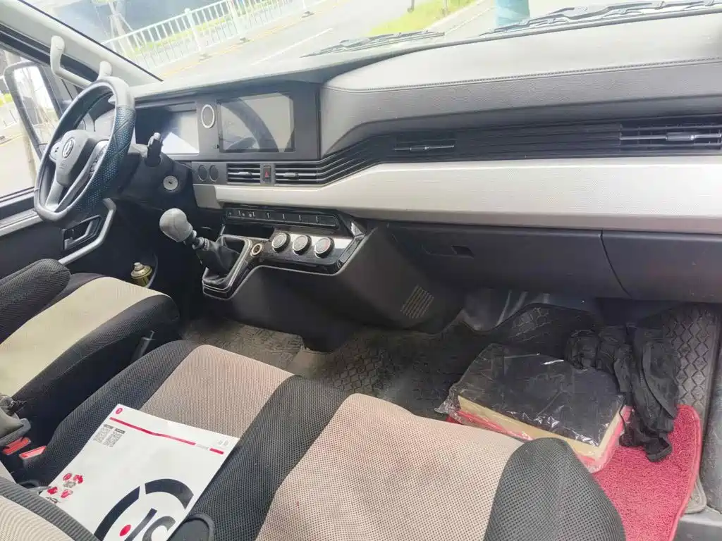 Dongfeng Yufeng Yufeng 2024 2023 V9+ 2.3T Manual RWD Dual Rear Wheel Van Extreme Edition 3 Seater