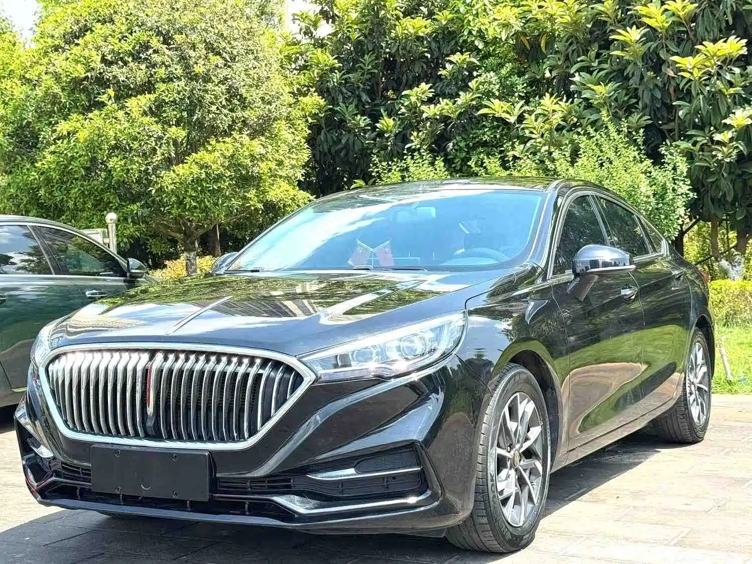 Photo 1 - Hongqi H5