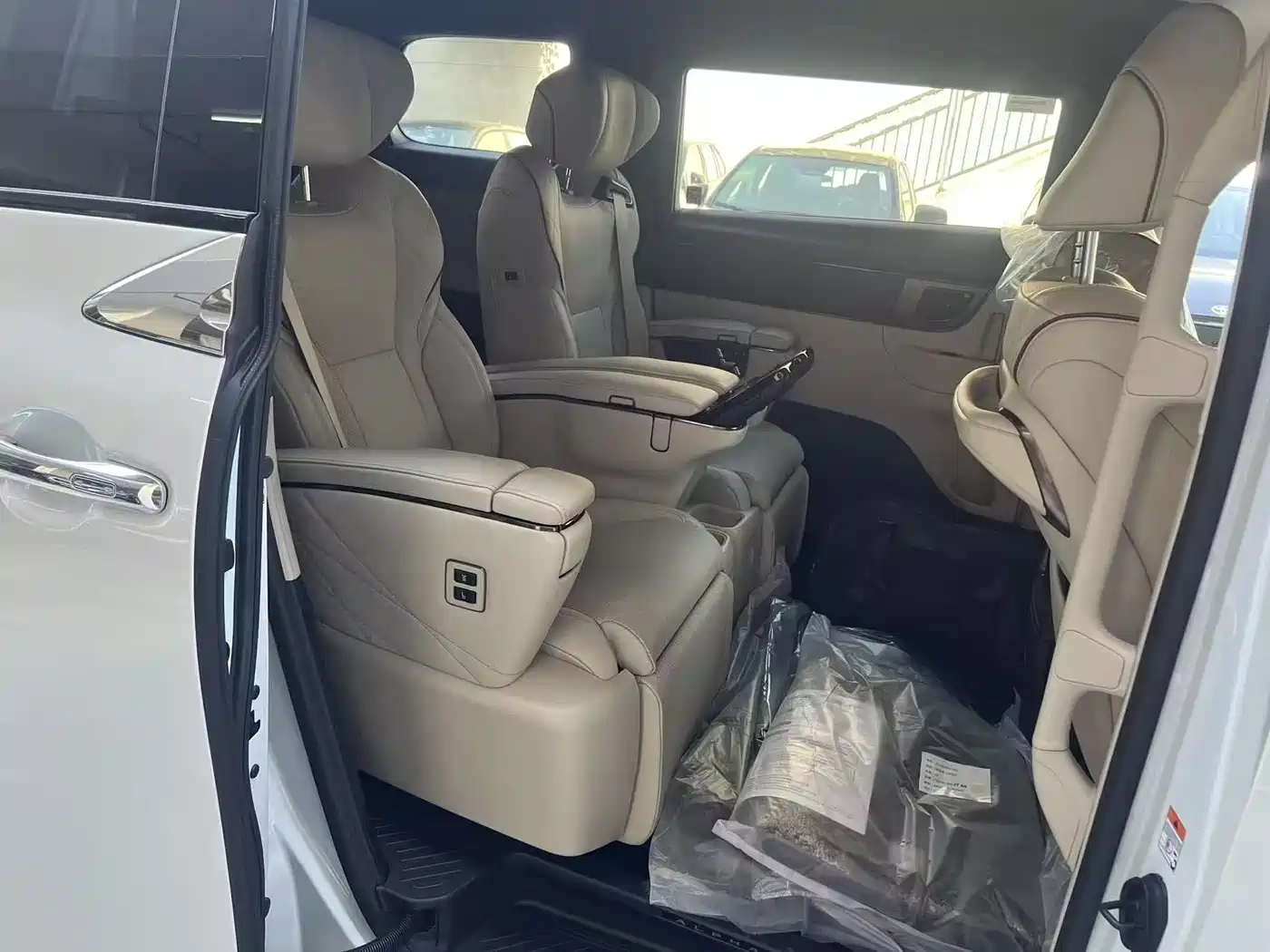 Toyota Alphard 2024 Hybrid 2.5L Ultimate Enjoyment Edition фото 6