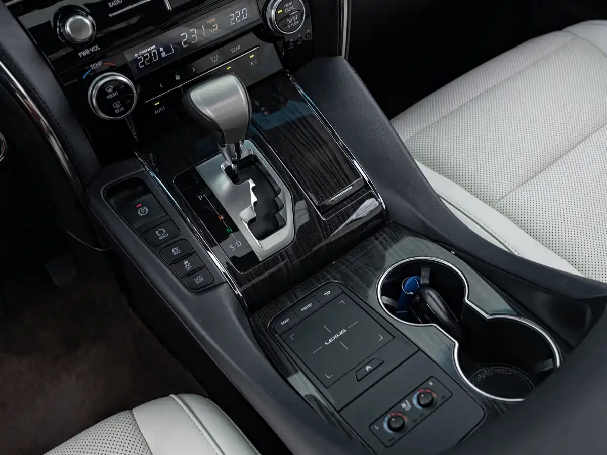Lexus LM 2020 300h Seven-Seater Elegance Edition фото 15