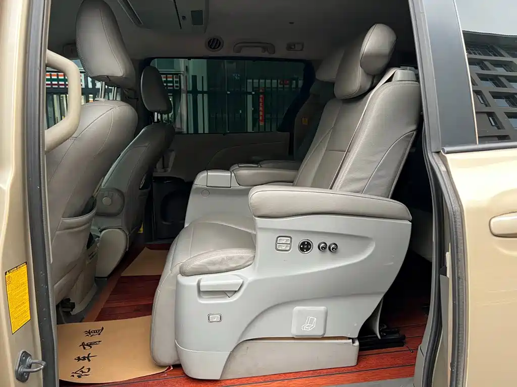 Photo 4 - Toyota Sienna