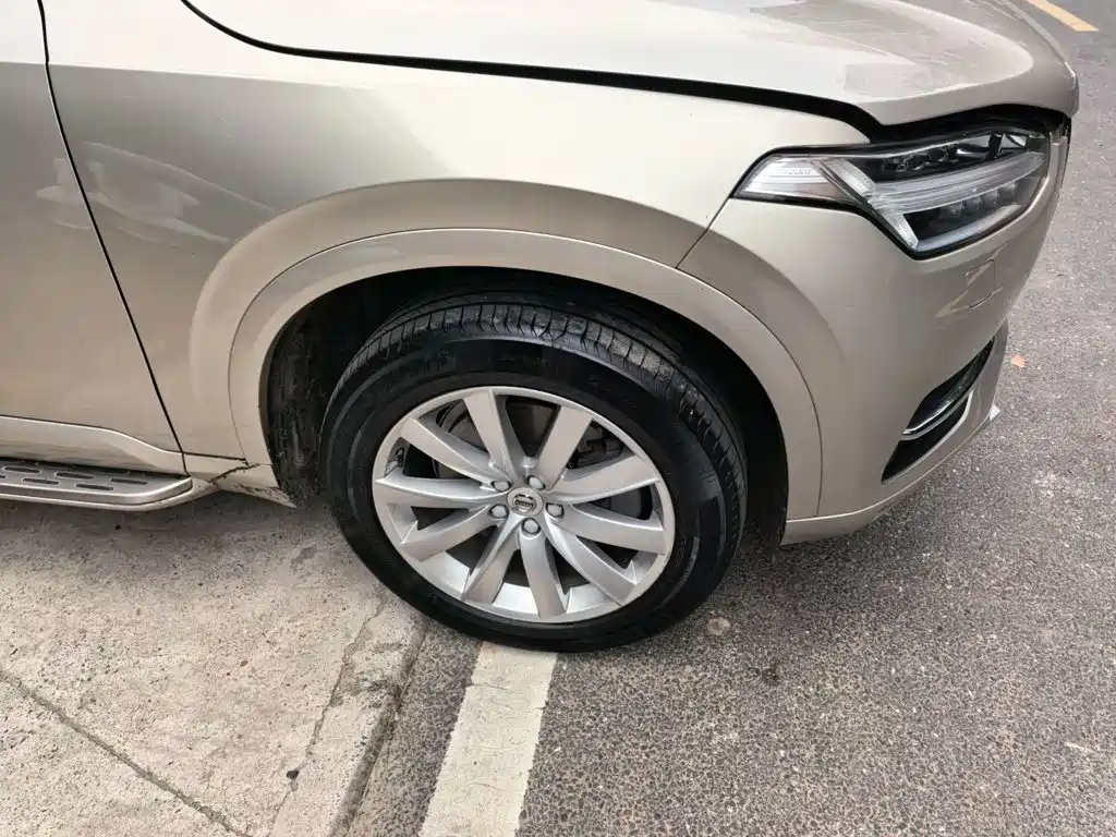 Фото 8 - Volvo XC90