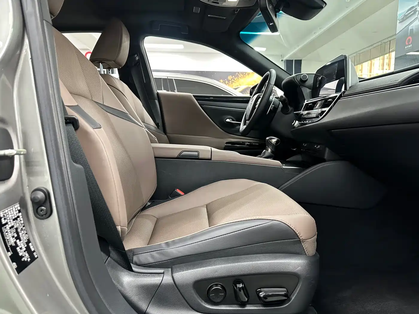 Lexus ES 2021 300h Luxury Edition фото 13