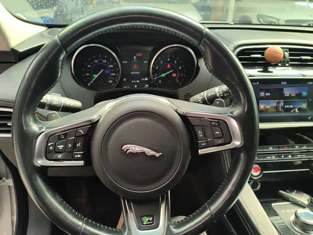 Фото 11 - Jaguar F-PACE