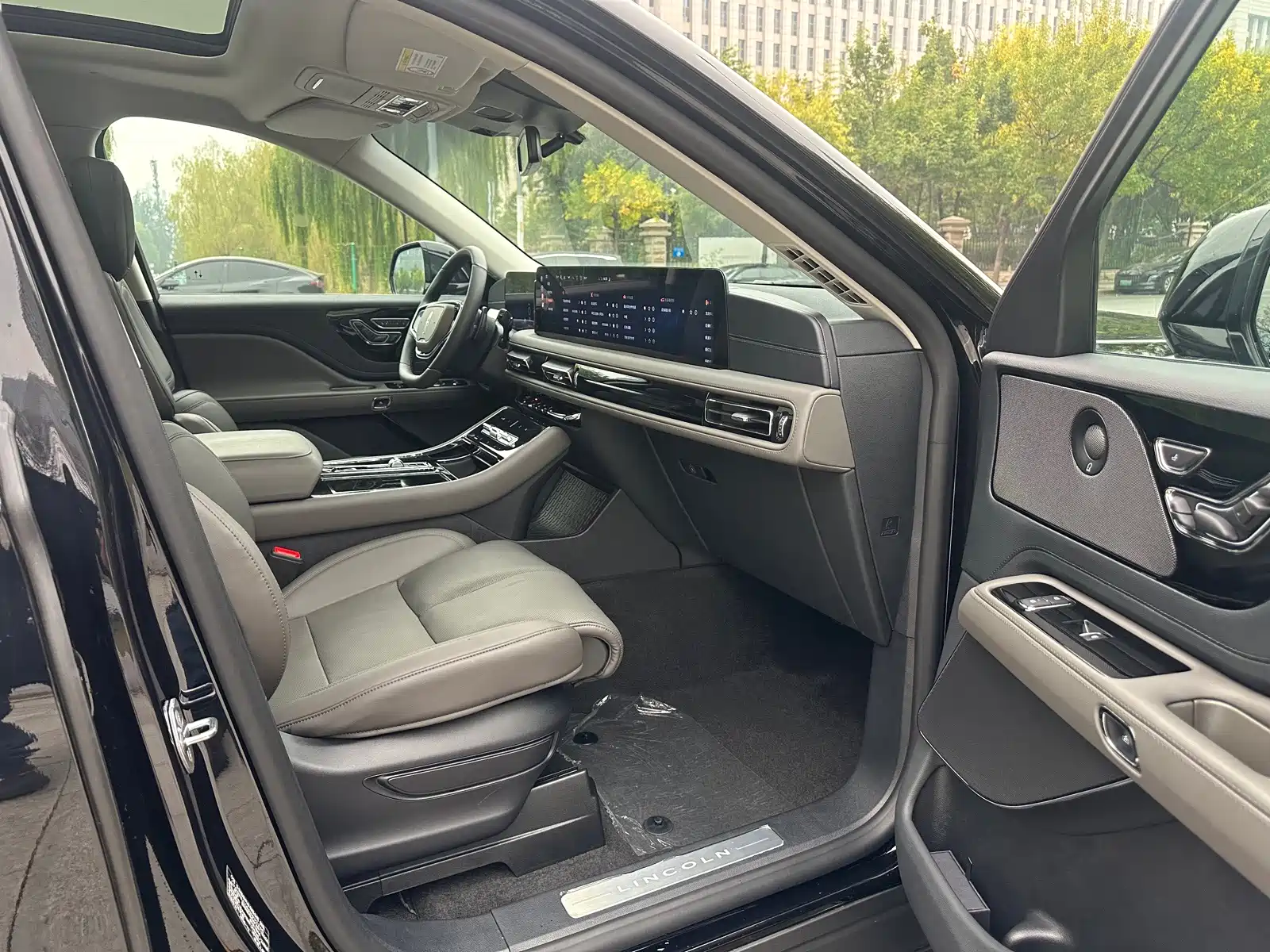 Photo 10 - Lincoln Aviator