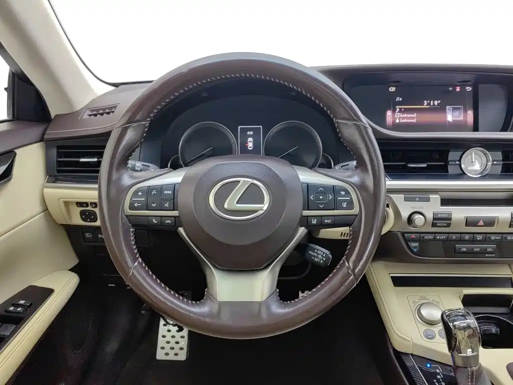 Фото 11 - Lexus ES