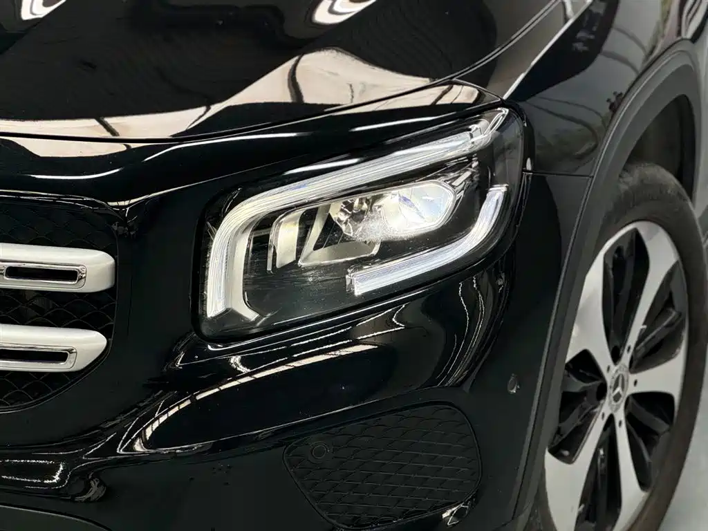MERCEDES-BENZ GLB