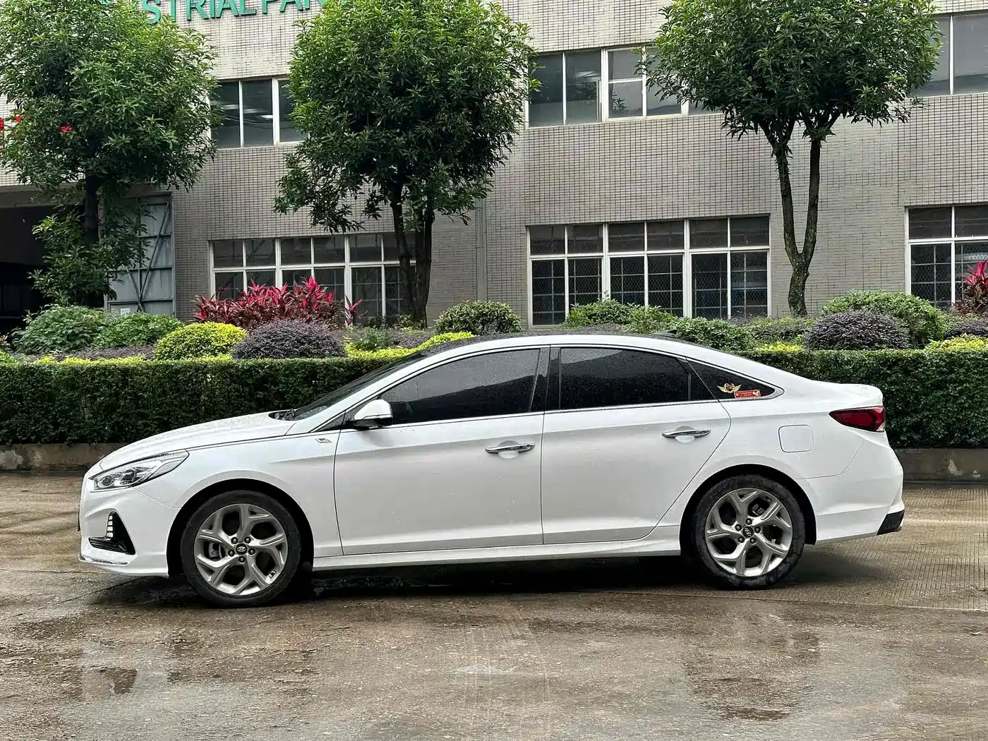Photo 3 - Hyundai Sonata