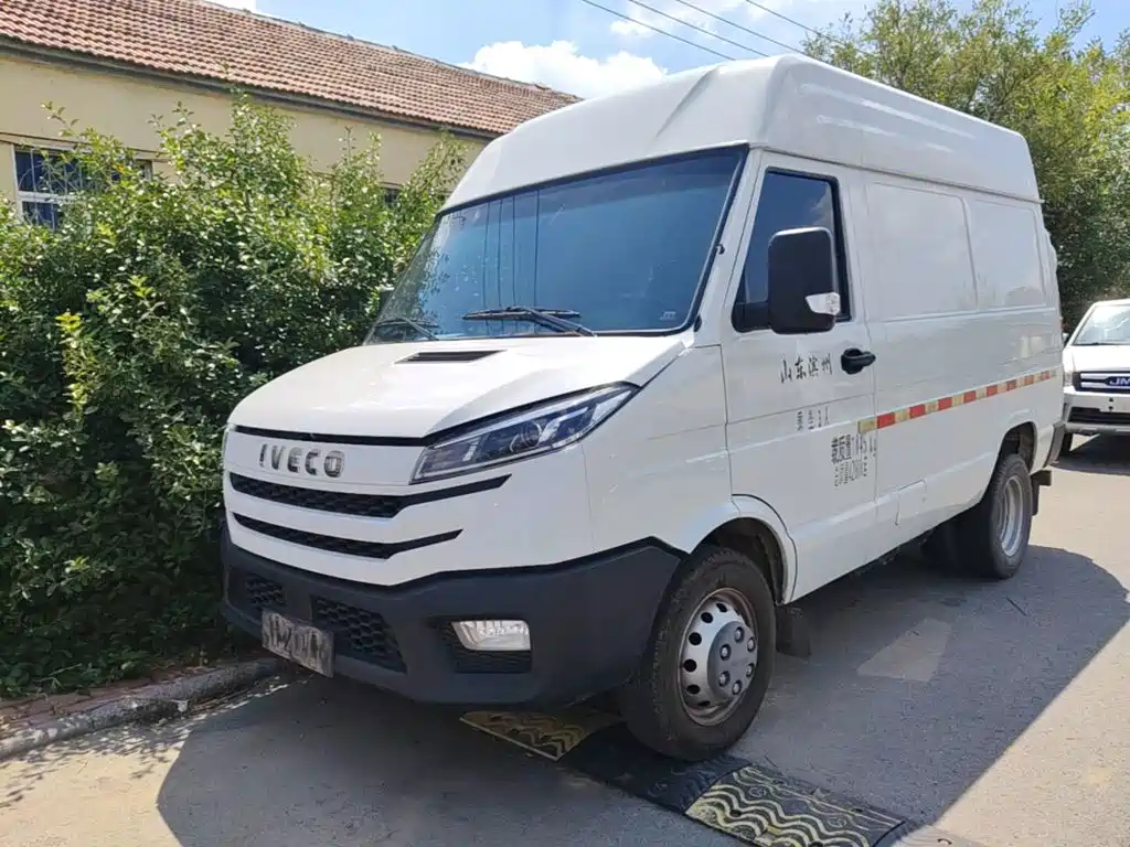 Iveco Daily 2024 2023 2.8T V35 Van Short Wheelbase Medium Roof Dual Tire Sliding Door 2-3 Seats