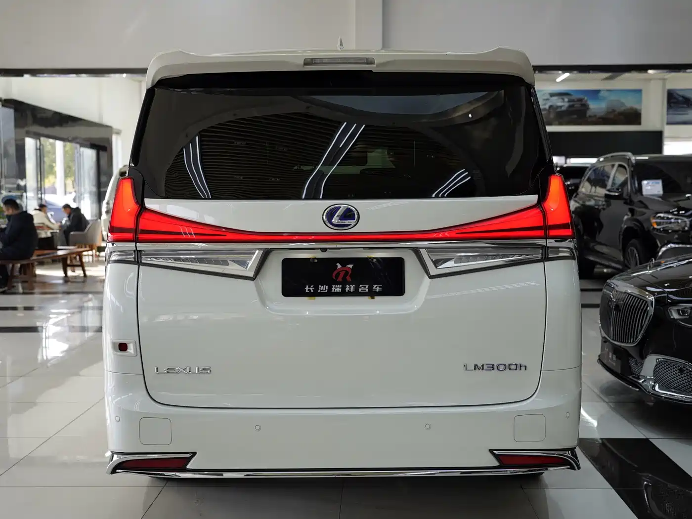 Lexus LM 2020 300h Seven-Seater Elegance Edition фото 21