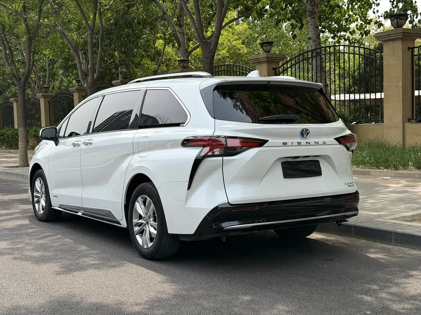 Toyota Sienna 2021 2.5L Hybrid Platinum Edition фото 5