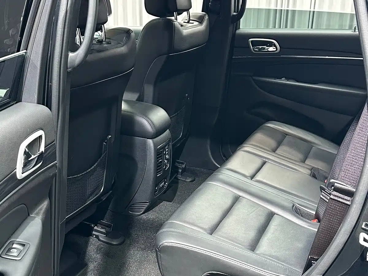 Photo 17 - Jeep Grand Cherokee (Import)