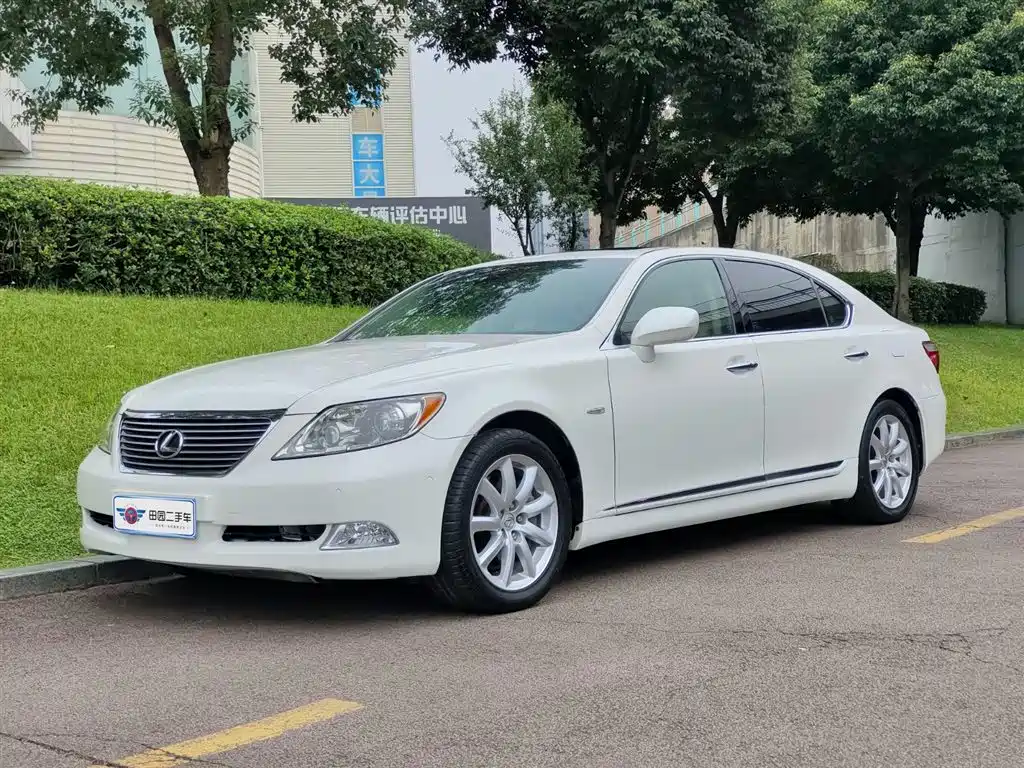 Фото 1 - Lexus LS