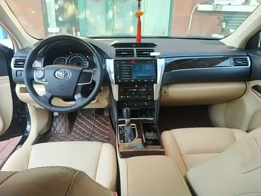 Фото 10 - Toyota Camry