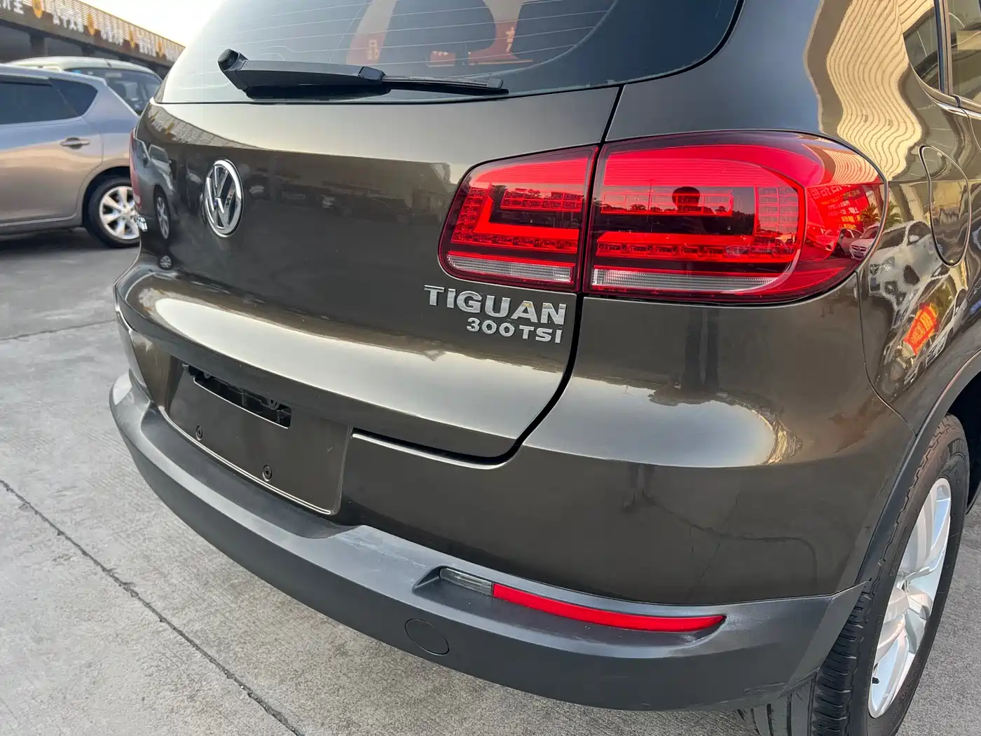 VOLKSWAGEN TIGUAN