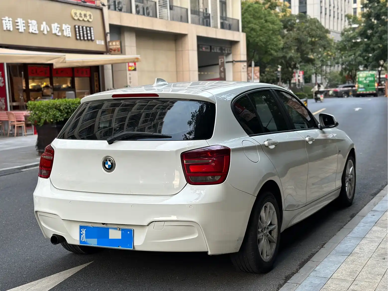 Photo 4 - BMW 1 Series (Import)