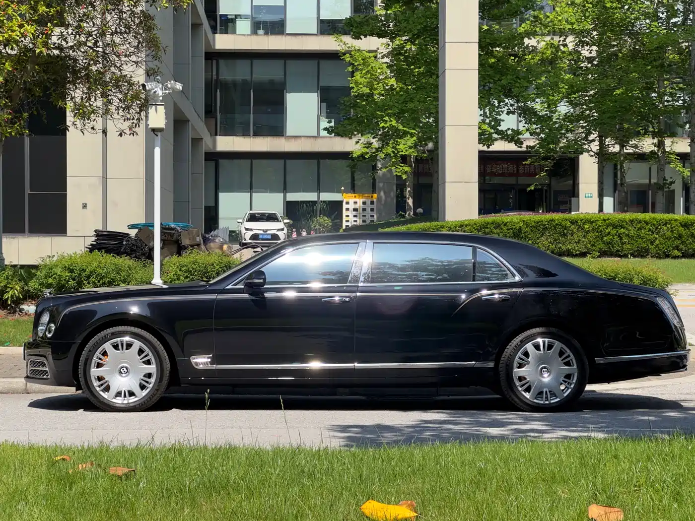 Bentley Mulsanne 2017 6.8T Long Wheelbase фото 4
