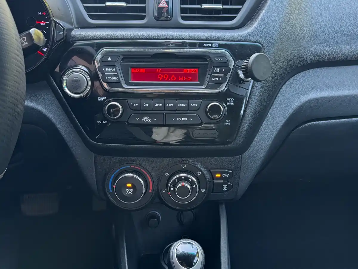 Kia K2 2012 Sedan 1.6L AT Premium ECO Commemorative Edition фото 11