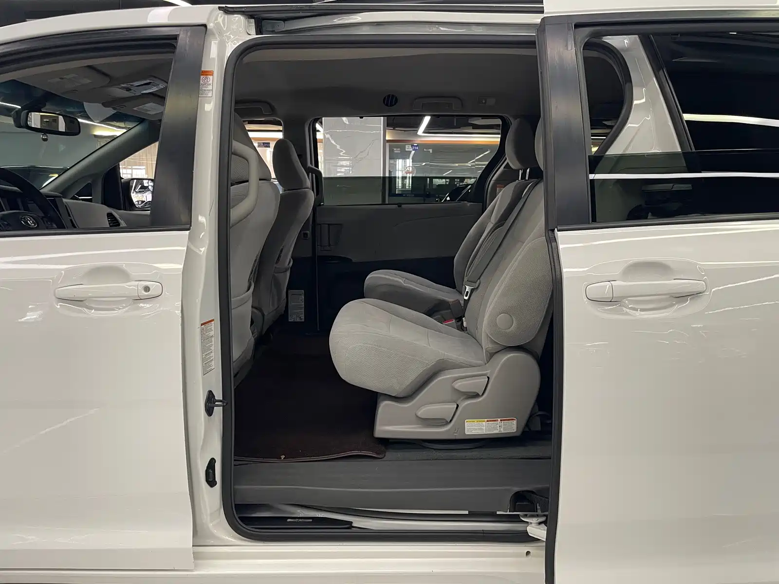 Photo 8 - Toyota Sienna