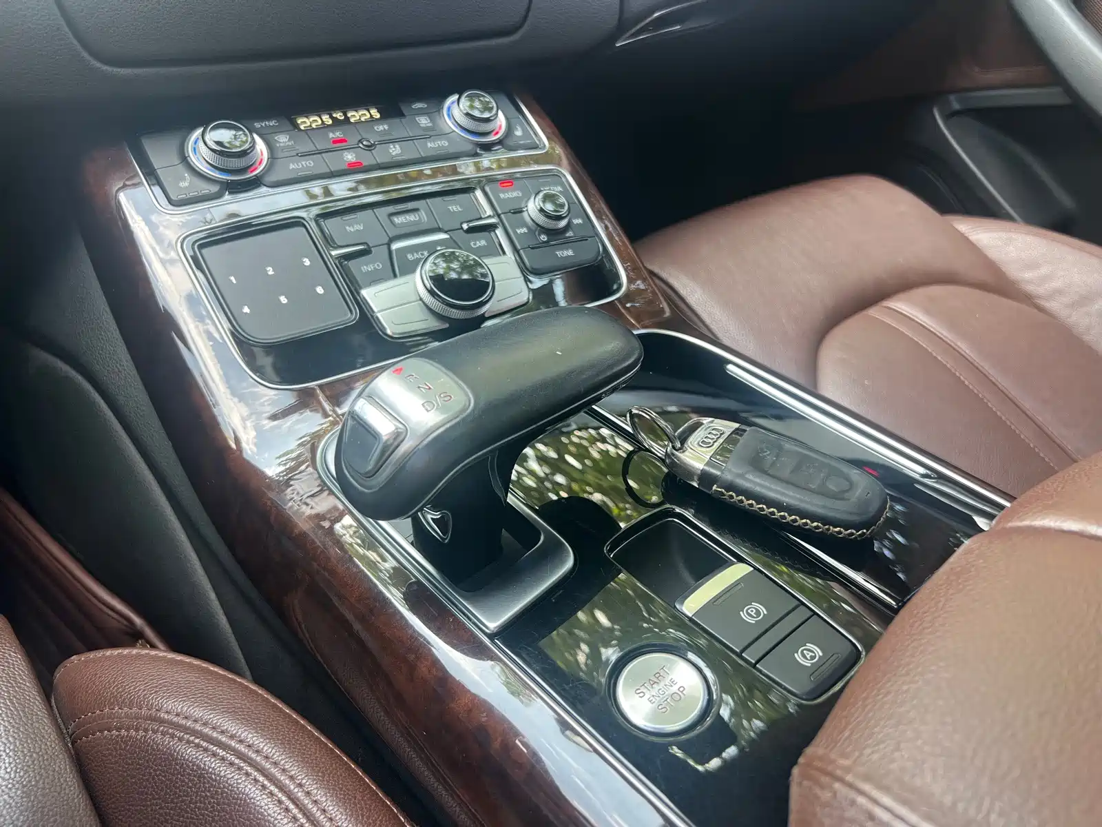 Фото 12 - Audi A8