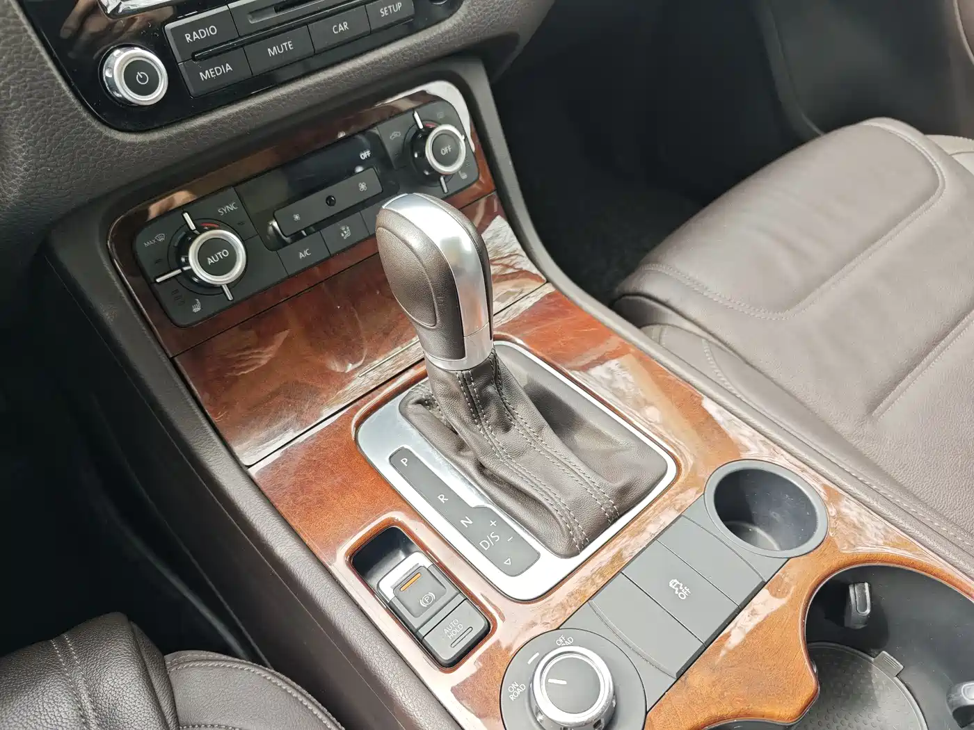 Volkswagen Touareg 2015 3.0TSI Standard Edition фото 18