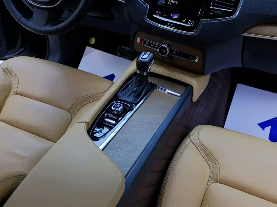 Фото 21 - Volvo XC90