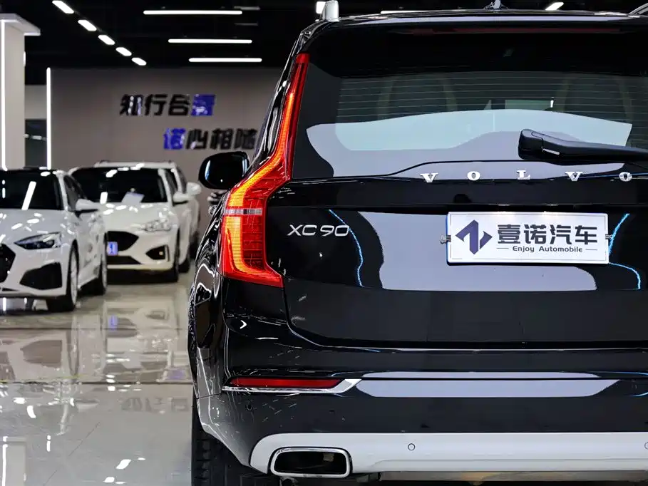 Фото 8 - Volvo XC90
