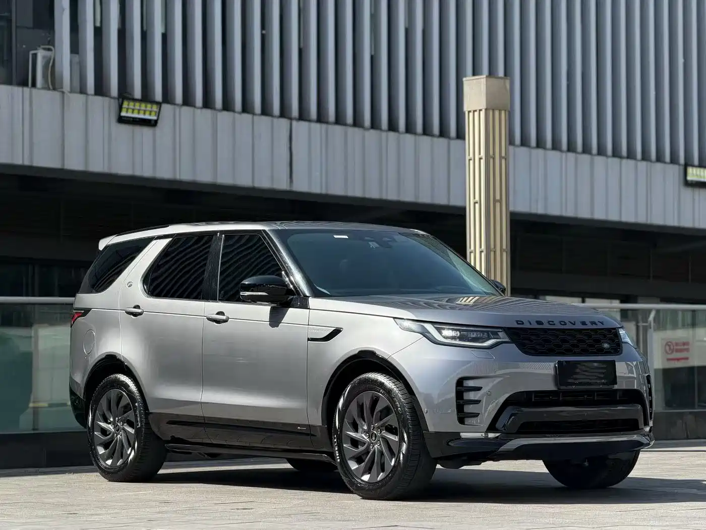 Land Rover Discovery 2021 360PS R-Dynamic S фото 2